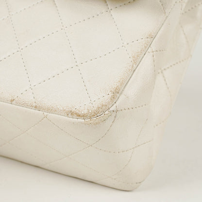 Chanel Mittelgroße Classic Vintage Double Flap Tasche aus gestepptem Lammleder in Weiß mit 24K vergoldeten Beschlägen