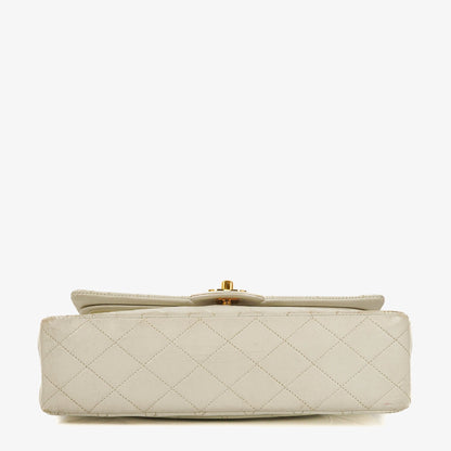 Chanel Mittelgroße Classic Vintage Double Flap Tasche aus gestepptem Lammleder in Weiß mit 24K vergoldeten Beschlägen