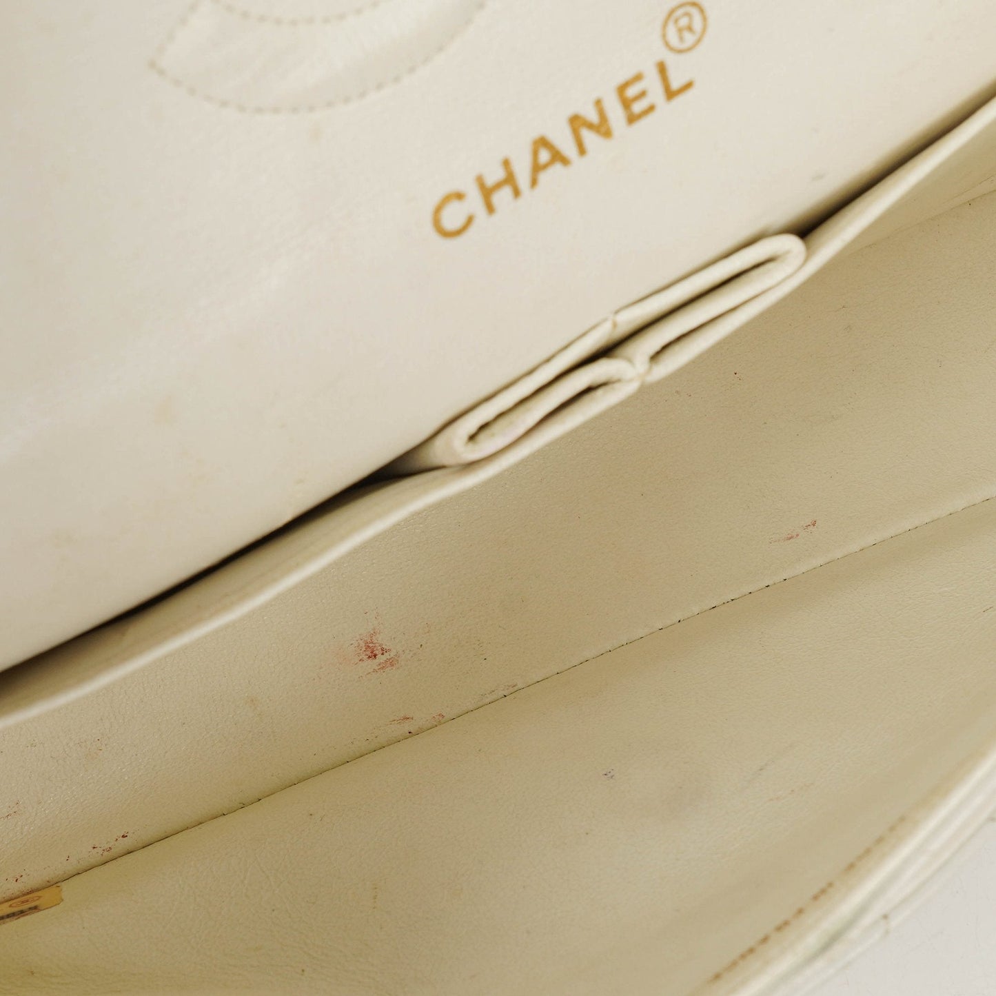 Chanel Mittelgroße Classic Vintage Double Flap Tasche aus gestepptem Lammleder in Weiß mit 24K vergoldeten Beschlägen