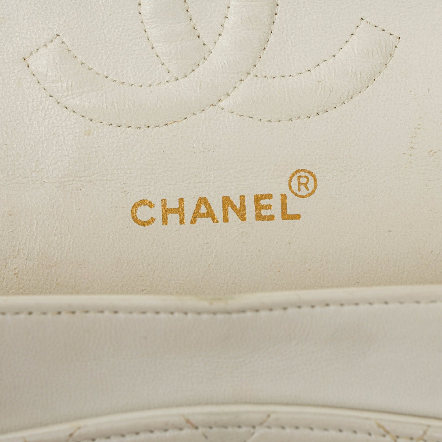 Chanel Mittelgroße Classic Vintage Double Flap Tasche aus gestepptem Lammleder in Weiß mit 24K vergoldeten Beschlägen