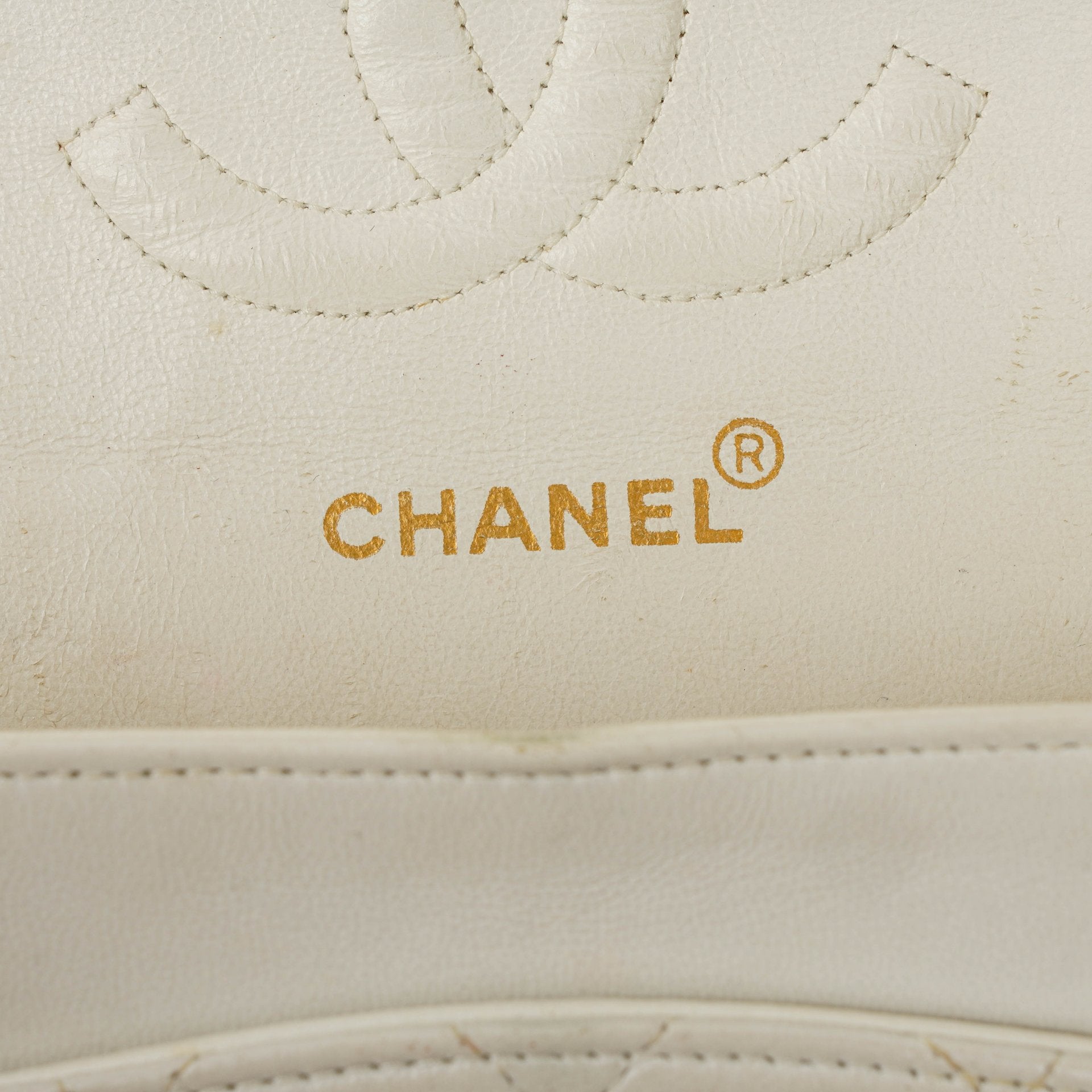 Chanel Mittelgroße Classic Vintage Double Flap Tasche aus gestepptem Lammleder in Weiß mit 24K vergoldeten Beschlägen