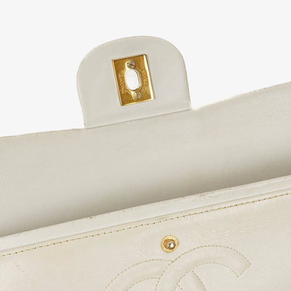 Chanel Mittelgroße Classic Vintage Double Flap Tasche aus gestepptem Lammleder in Weiß mit 24K vergoldeten Beschlägen