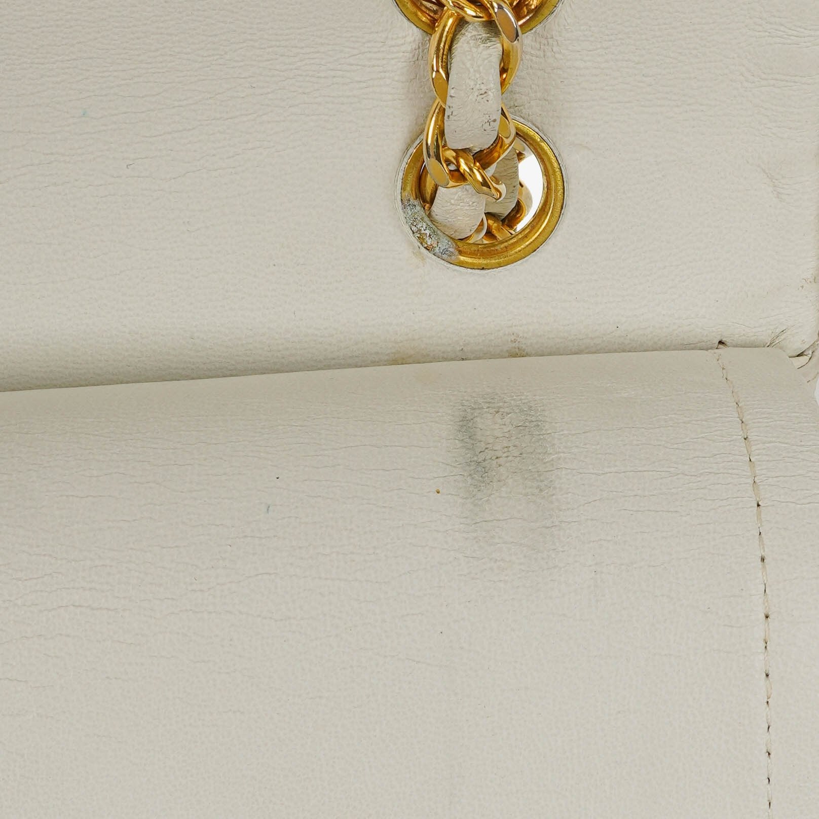 Chanel Mittelgroße Classic Vintage Double Flap Tasche aus gestepptem Lammleder in Weiß mit 24K vergoldeten Beschlägen