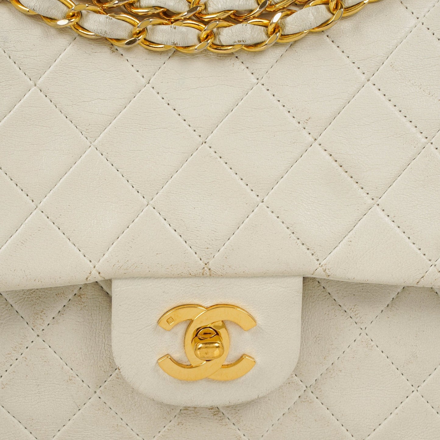 Chanel Mittelgroße Classic Vintage Double Flap Tasche aus gestepptem Lammleder in Weiß mit 24K vergoldeten Beschlägen