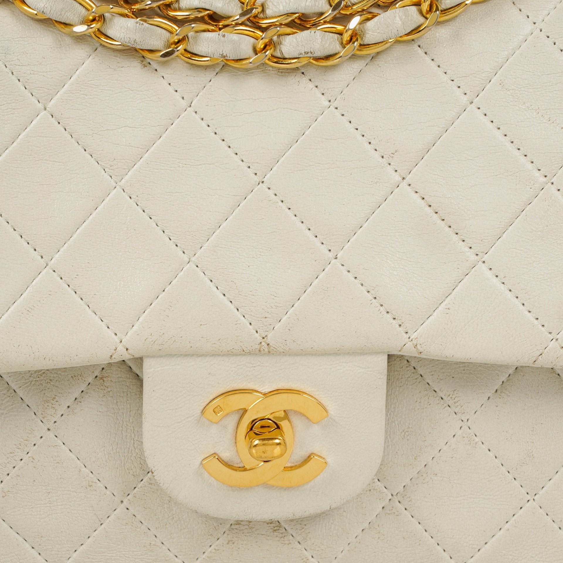 Chanel Mittelgroße Classic Vintage Double Flap Tasche aus gestepptem Lammleder in Weiß mit 24K vergoldeten Beschlägen