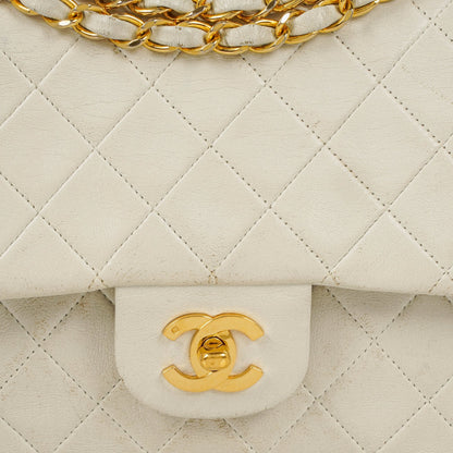 Chanel Mittelgroße Classic Vintage Double Flap Tasche aus gestepptem Lammleder in Weiß mit 24K vergoldeten Beschlägen