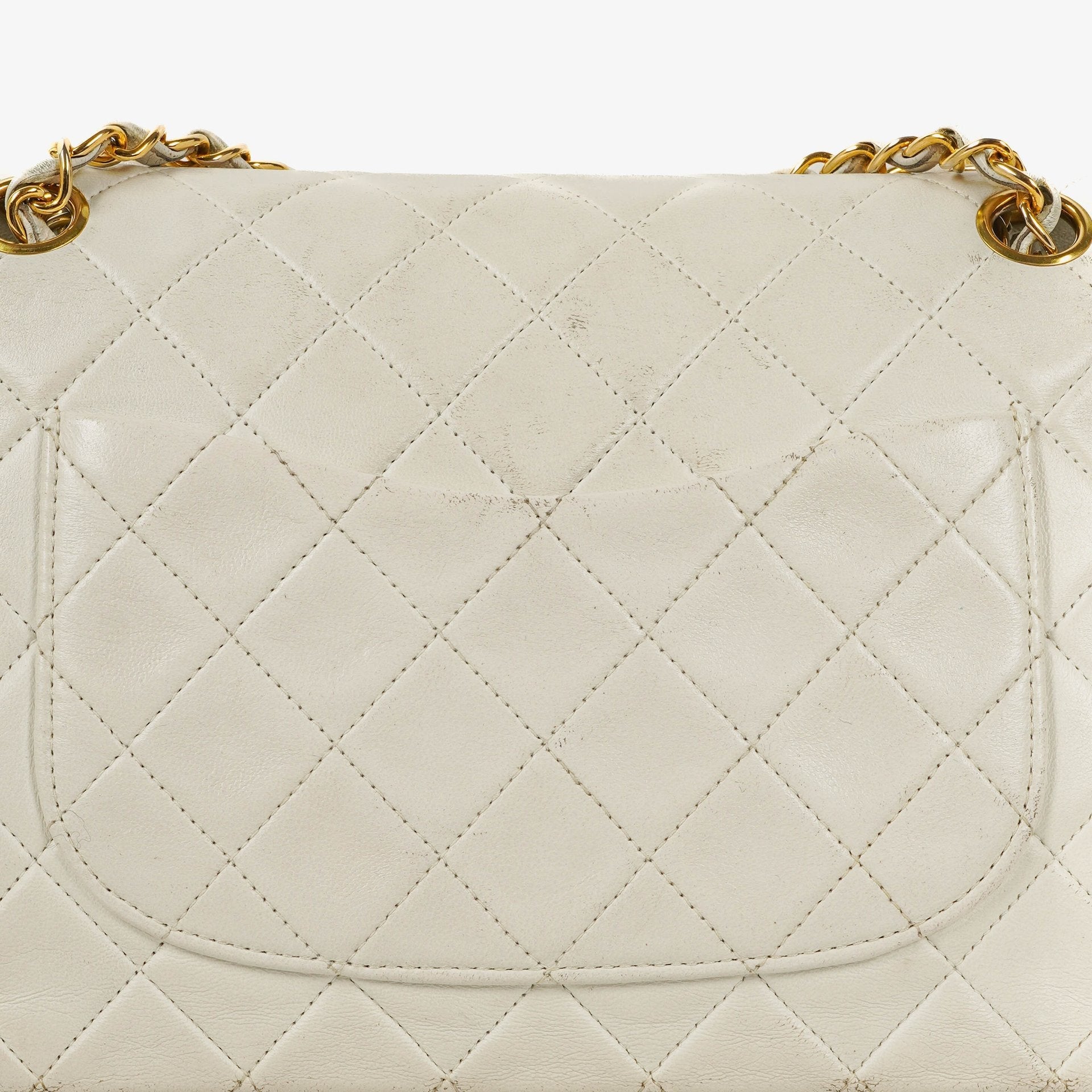 Chanel Mittelgroße Classic Vintage Double Flap Tasche aus gestepptem Lammleder in Weiß mit 24K vergoldeten Beschlägen