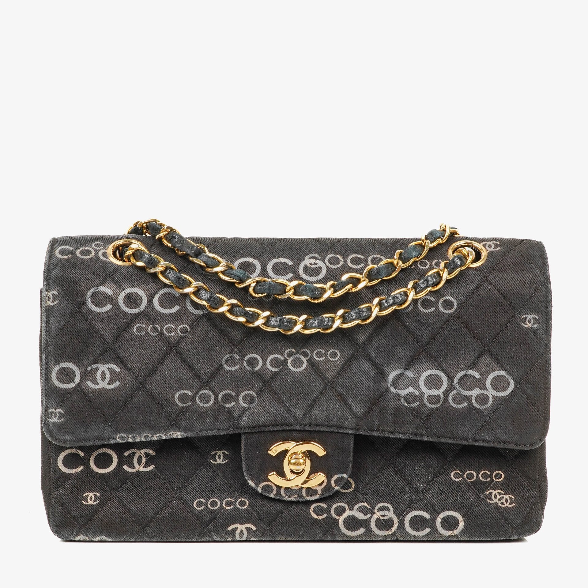 Chanel Coco Medium Double Flap Tasche aus gestepptem bedrucktem Canvas in Schwarz und Weiß