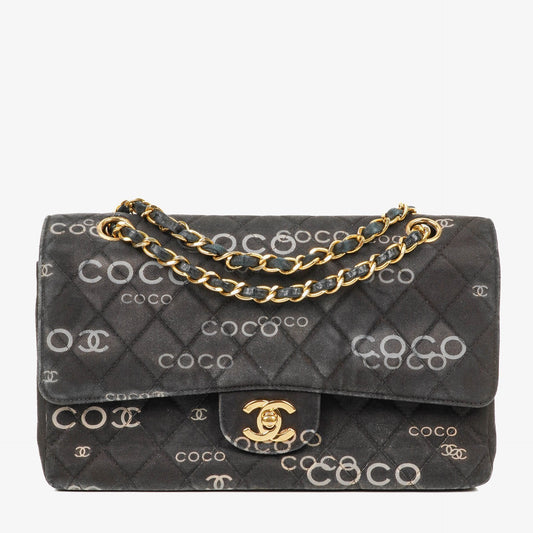 Chanel Coco Medium Double Flap Tasche aus gestepptem bedrucktem Canvas in Schwarz und Weiß