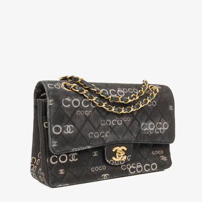 Chanel Coco Medium Double Flap Tasche aus gestepptem bedrucktem Canvas in Schwarz und Weiß