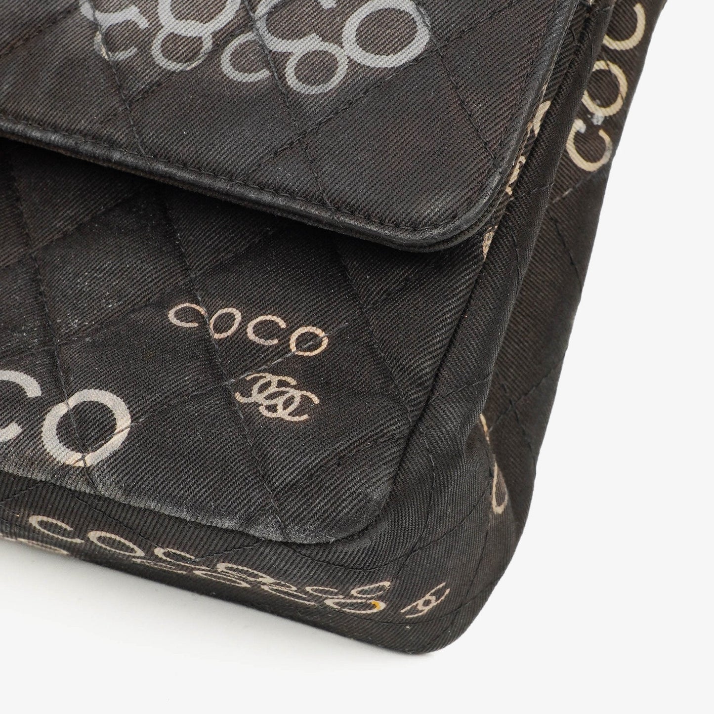 Chanel Coco Medium Double Flap Tasche aus gestepptem bedrucktem Canvas in Schwarz und Weiß