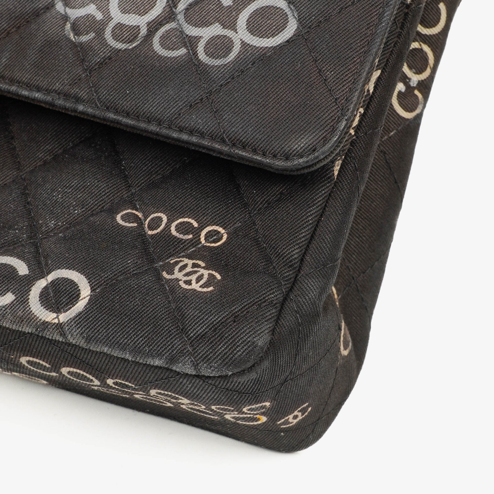 Chanel Coco Medium Double Flap Tasche aus gestepptem bedrucktem Canvas in Schwarz und Weiß
