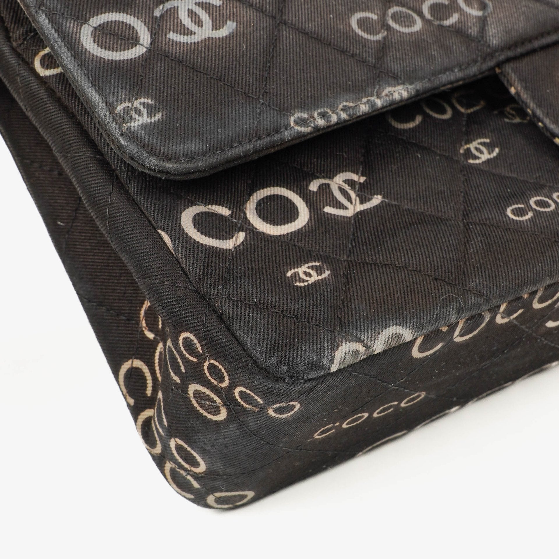 Chanel Coco Medium Double Flap Tasche aus gestepptem bedrucktem Canvas in Schwarz und Weiß