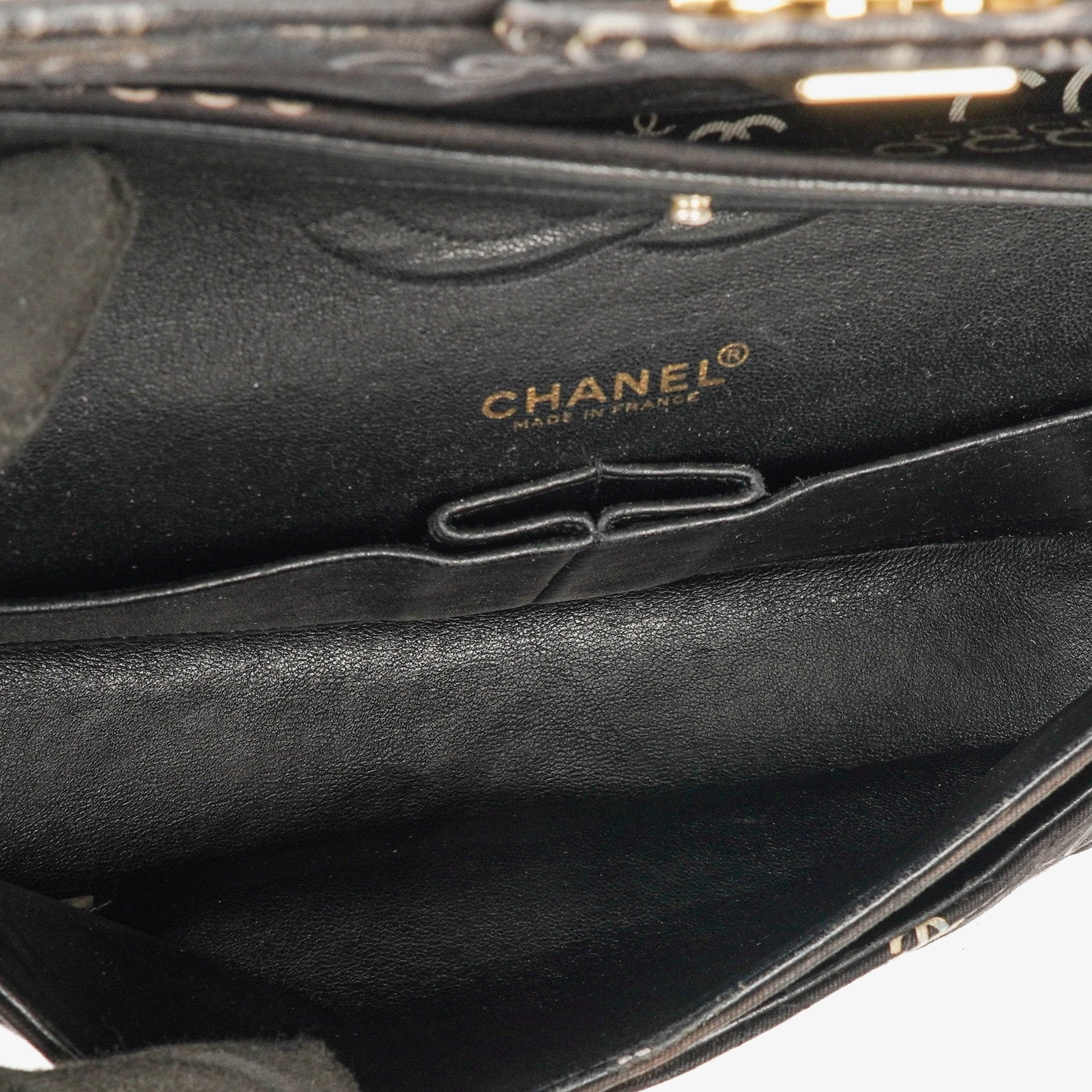 Chanel Coco Medium Double Flap Tasche aus gestepptem bedrucktem Canvas in Schwarz und Weiß