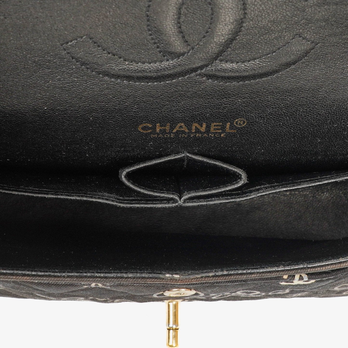 Chanel Coco Medium Double Flap Tasche aus gestepptem bedrucktem Canvas in Schwarz und Weiß