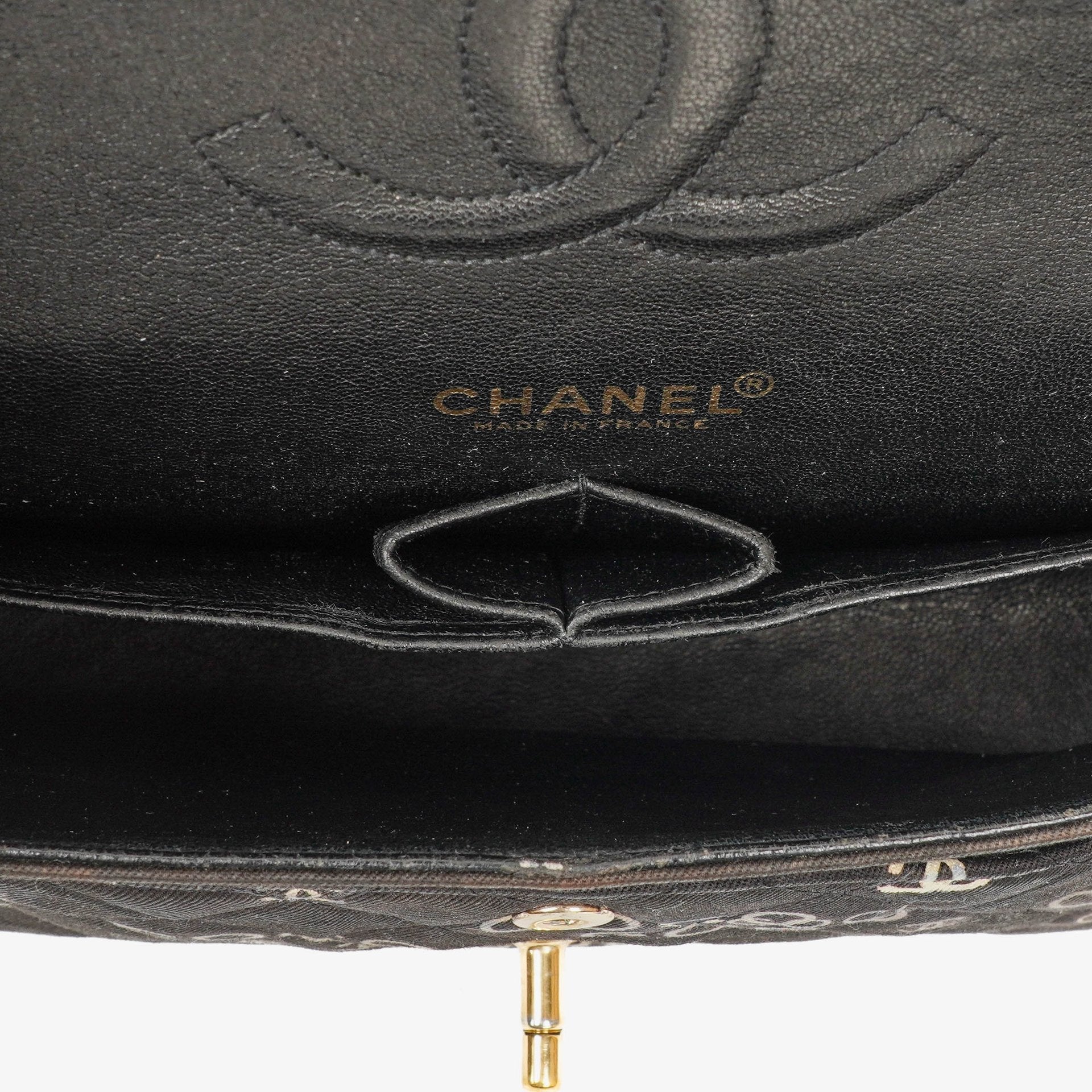 Chanel Coco Medium Double Flap Tasche aus gestepptem bedrucktem Canvas in Schwarz und Weiß