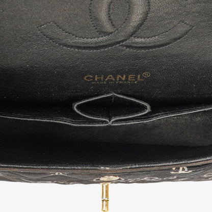 Chanel Coco Medium Double Flap Tasche aus gestepptem bedrucktem Canvas in Schwarz und Weiß