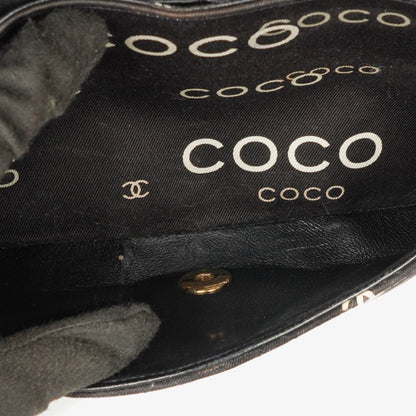 Chanel Coco Medium Double Flap Tasche aus gestepptem bedrucktem Canvas in Schwarz und Weiß