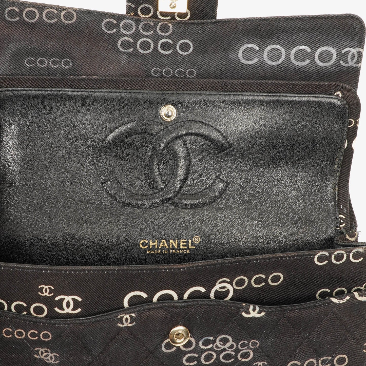 Chanel Coco Medium Double Flap Tasche aus gestepptem bedrucktem Canvas in Schwarz und Weiß