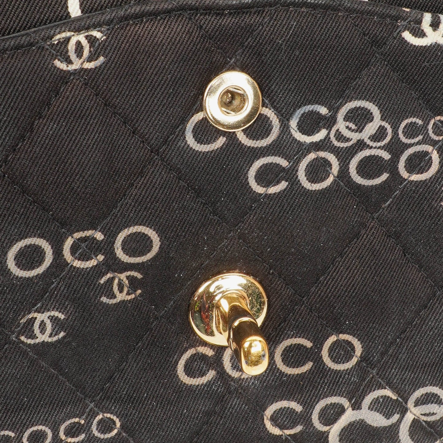 Chanel Coco Medium Double Flap Tasche aus gestepptem bedrucktem Canvas in Schwarz und Weiß