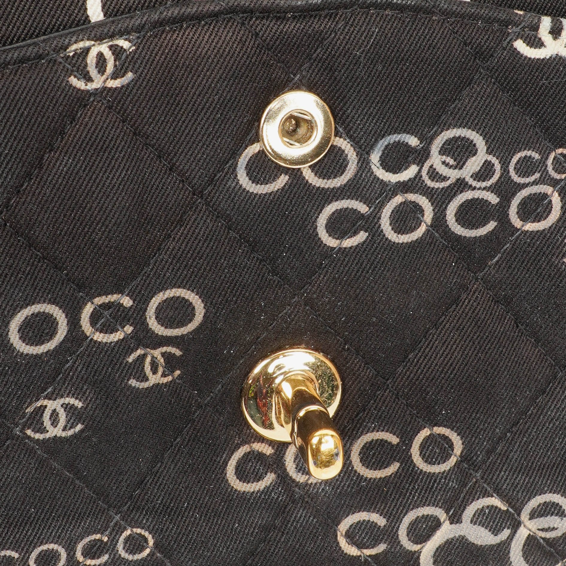 Chanel Coco Medium Double Flap Tasche aus gestepptem bedrucktem Canvas in Schwarz und Weiß