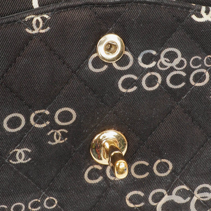 Chanel Coco Medium Double Flap Tasche aus gestepptem bedrucktem Canvas in Schwarz und Weiß