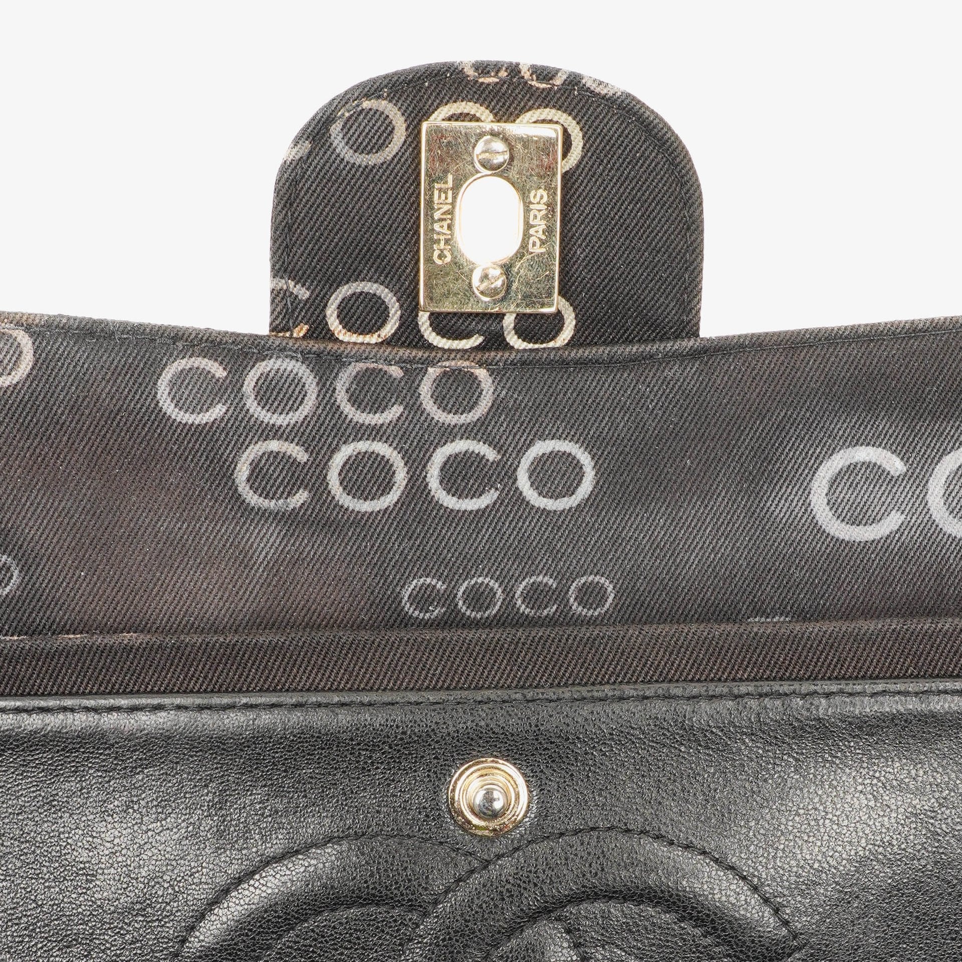 Chanel Coco Medium Double Flap Tasche aus gestepptem bedrucktem Canvas in Schwarz und Weiß