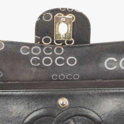 Chanel Coco Medium Double Flap Tasche aus gestepptem bedrucktem Canvas in Schwarz und Weiß