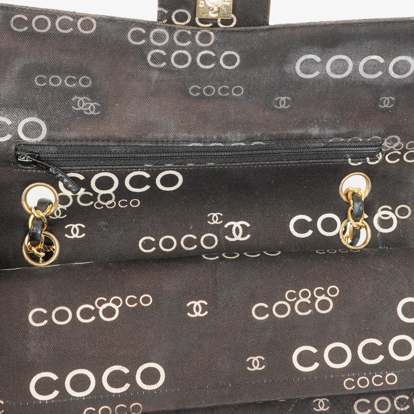 Chanel Coco Medium Double Flap Tasche aus gestepptem bedrucktem Canvas in Schwarz und Weiß