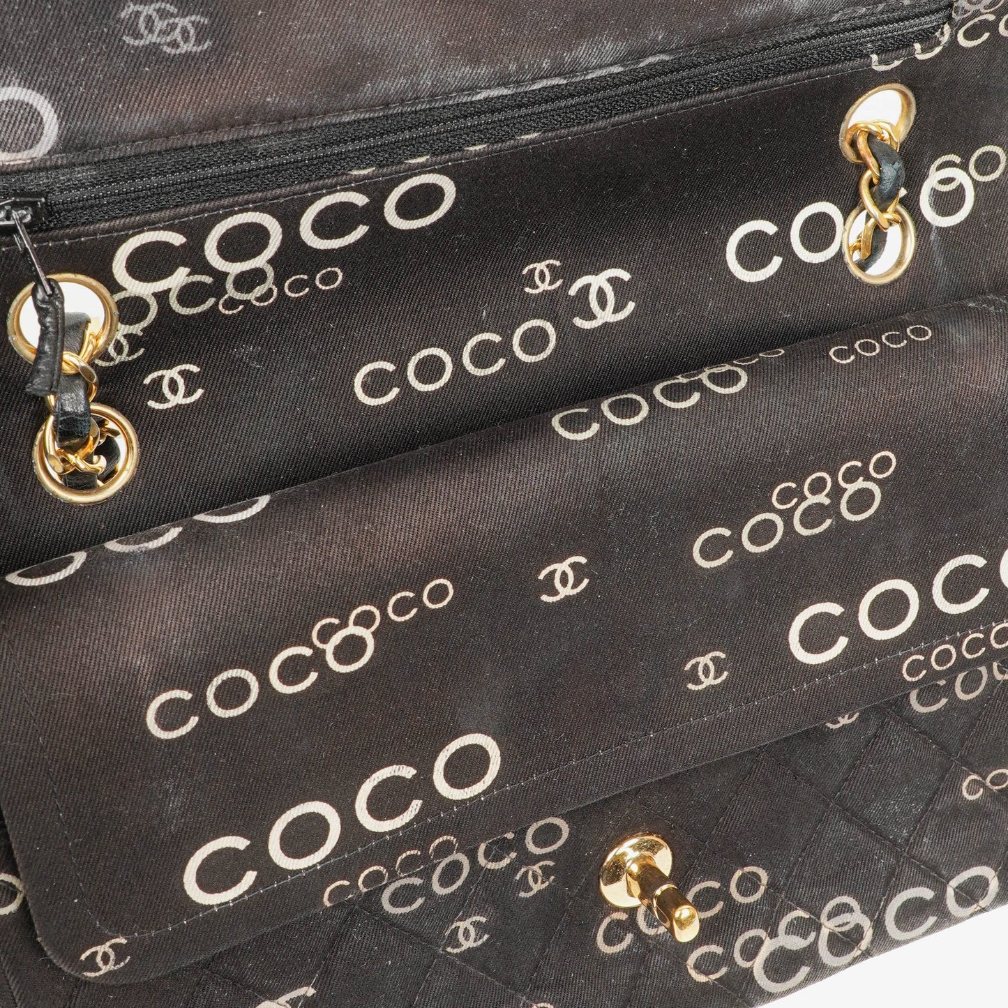 Chanel Coco Medium Double Flap Tasche aus gestepptem bedrucktem Canvas in Schwarz und Weiß