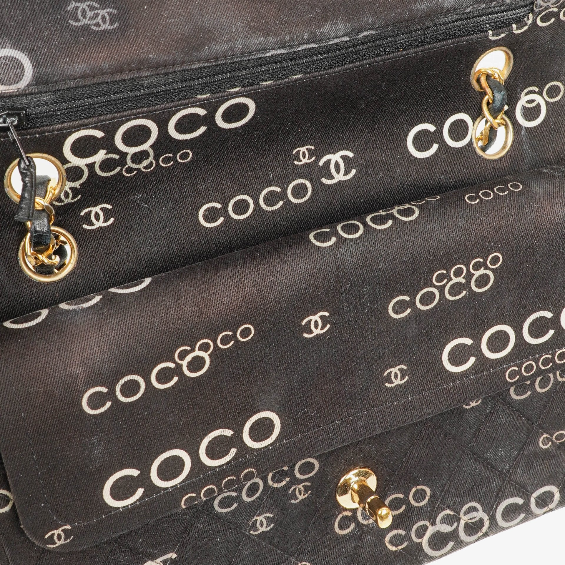 Chanel Coco Medium Double Flap Tasche aus gestepptem bedrucktem Canvas in Schwarz und Weiß