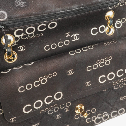Chanel Coco Medium Double Flap Tasche aus gestepptem bedrucktem Canvas in Schwarz und Weiß