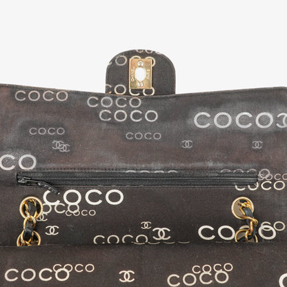 Chanel Coco Medium Double Flap Tasche aus gestepptem bedrucktem Canvas in Schwarz und Weiß
