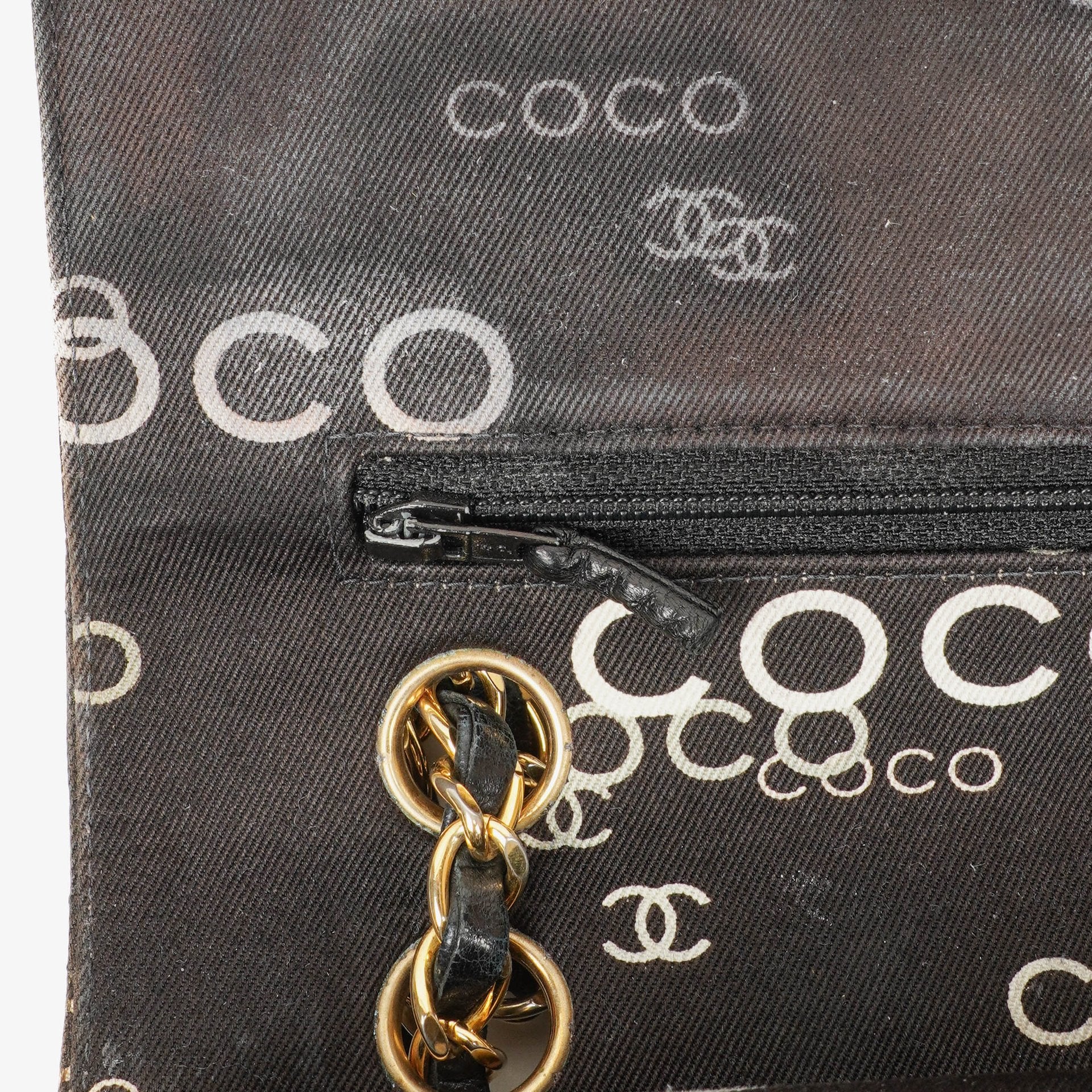 Chanel Coco Medium Double Flap Tasche aus gestepptem bedrucktem Canvas in Schwarz und Weiß