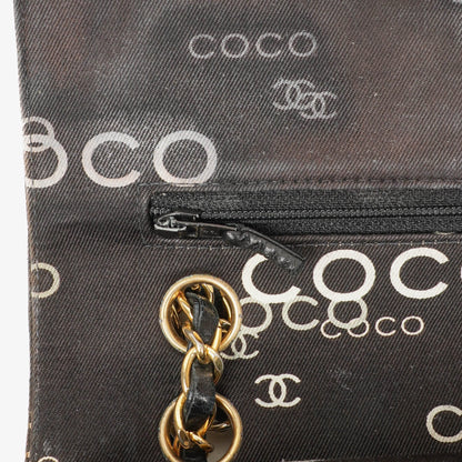 Chanel Coco Medium Double Flap Tasche aus gestepptem bedrucktem Canvas in Schwarz und Weiß