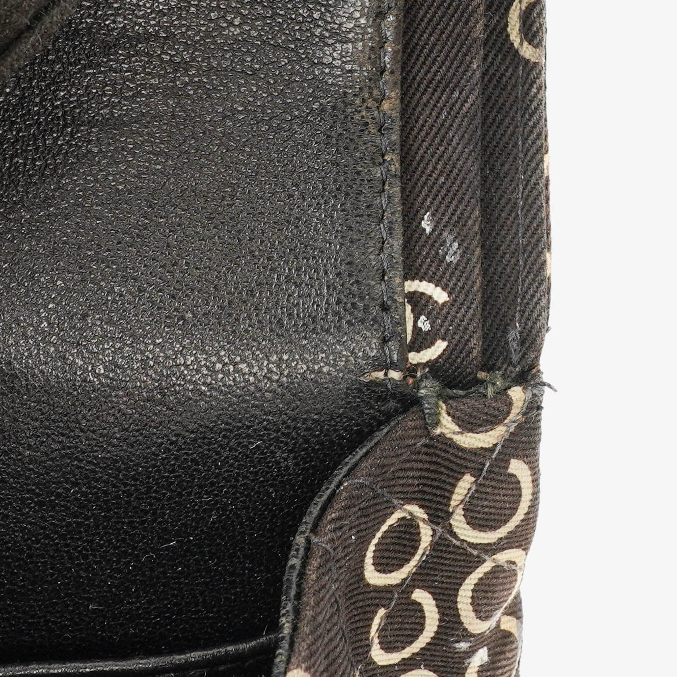 Chanel Coco Medium Double Flap Tasche aus gestepptem bedrucktem Canvas in Schwarz und Weiß