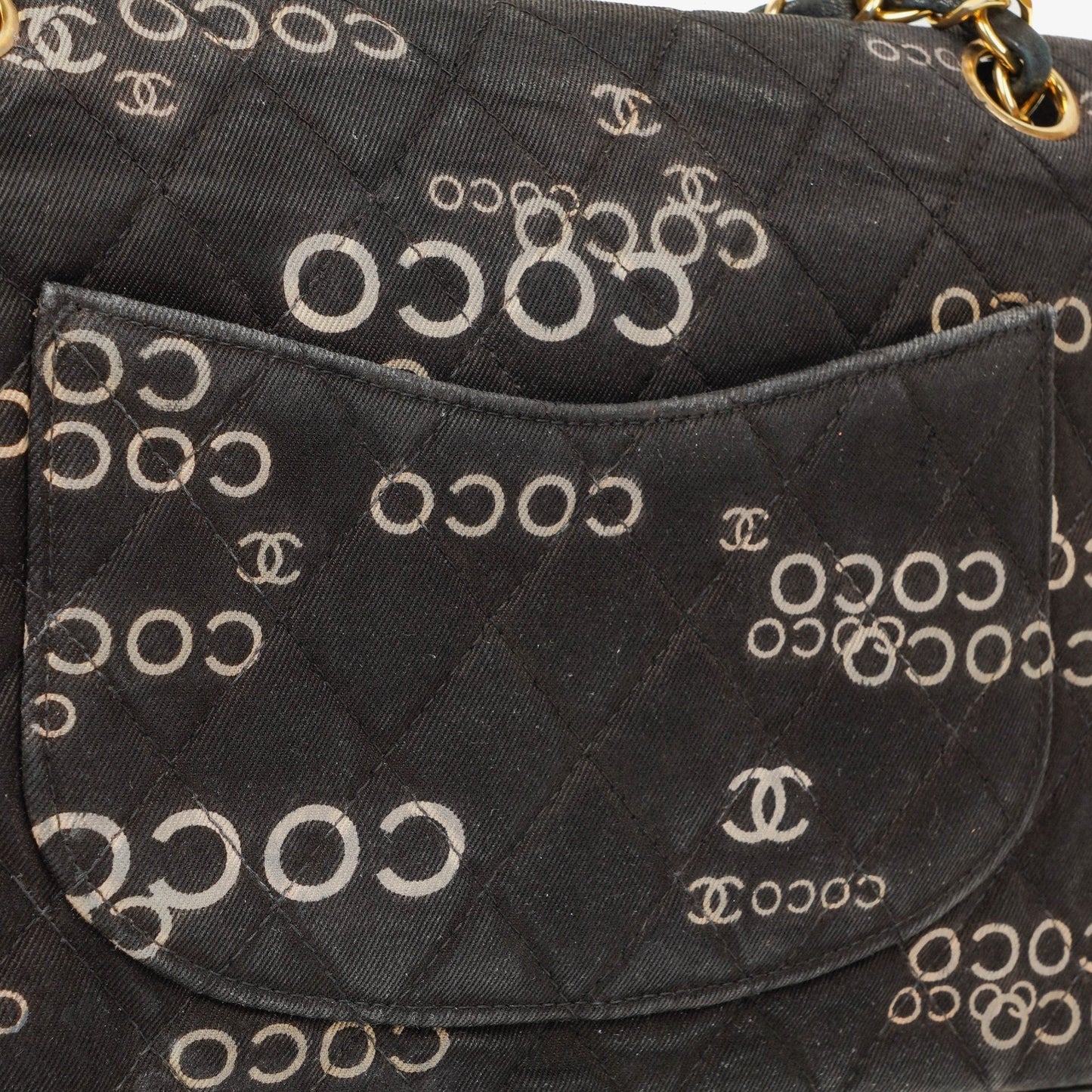 Chanel Coco Medium Double Flap Tasche aus gestepptem bedrucktem Canvas in Schwarz und Weiß