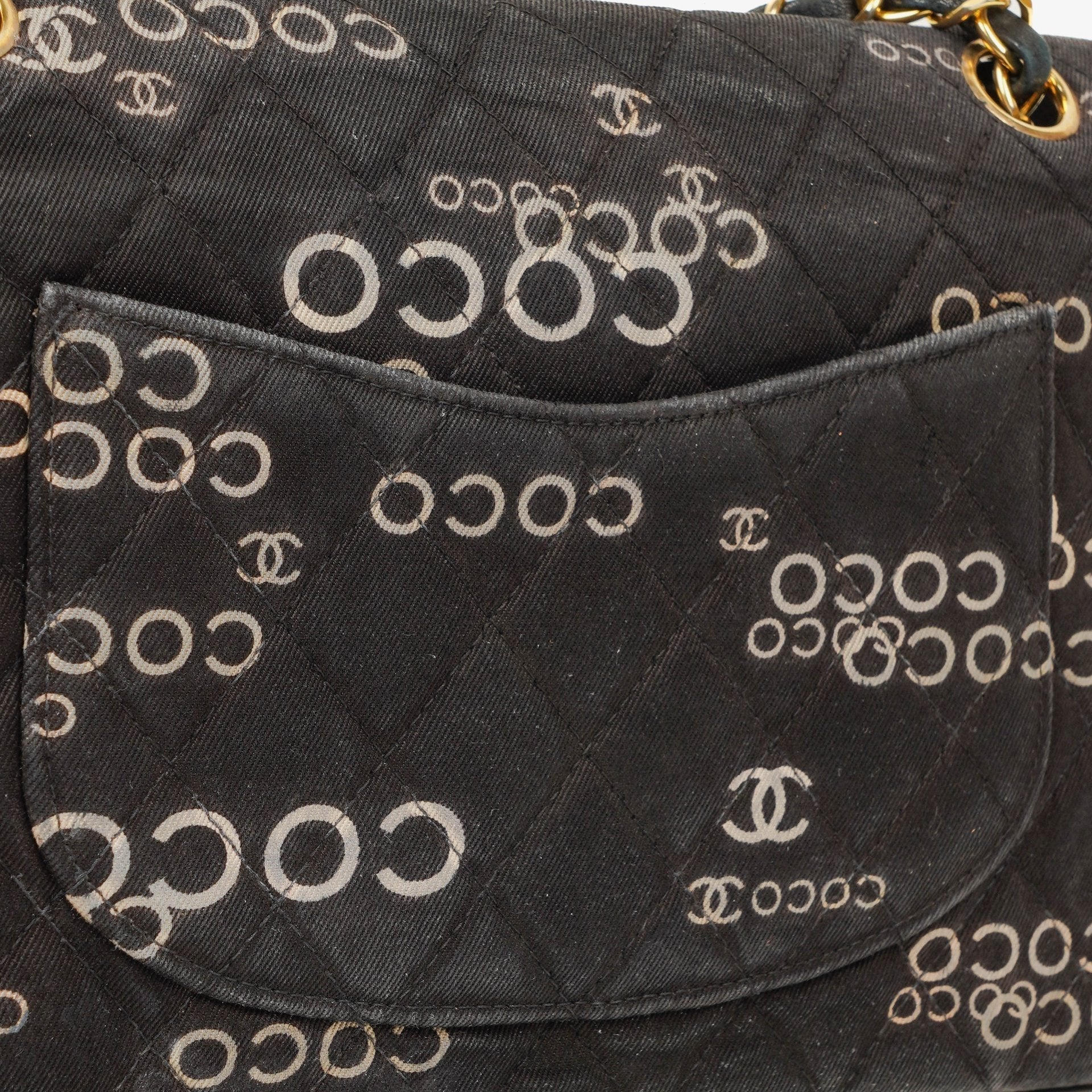 Chanel Coco Medium Double Flap Tasche aus gestepptem bedrucktem Canvas in Schwarz und Weiß