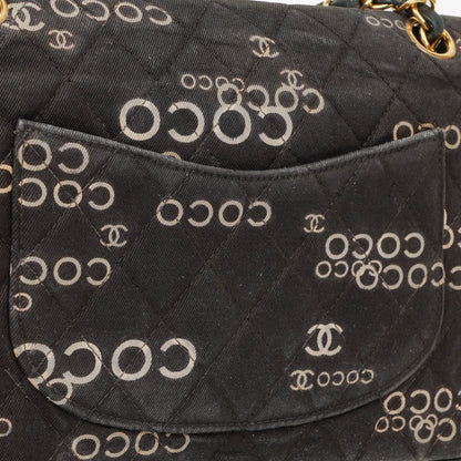 Chanel Coco Medium Double Flap Tasche aus gestepptem bedrucktem Canvas in Schwarz und Weiß