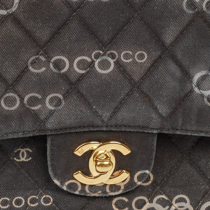 Chanel Coco Medium Double Flap Tasche aus gestepptem bedrucktem Canvas in Schwarz und Weiß