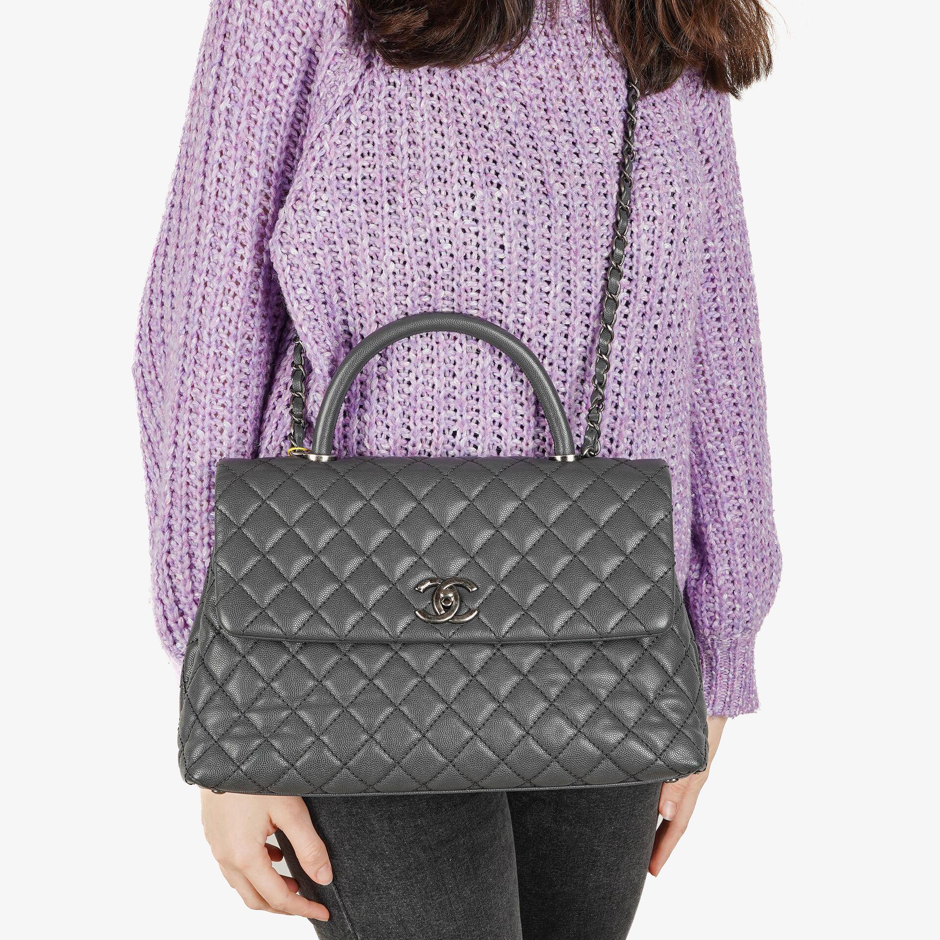 Chanel Medium Coco Handle Henkeltasche aus grauem gestepptem Caviar Leder