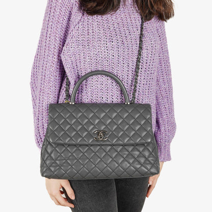 Chanel Medium Coco Handle Henkeltasche aus grauem gestepptem Caviar Leder