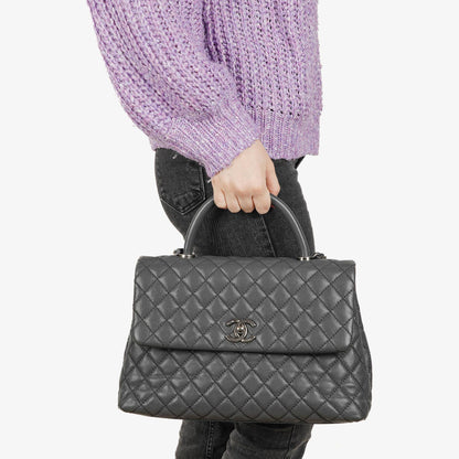 Chanel Medium Coco Handle Henkeltasche aus grauem gestepptem Caviar Leder