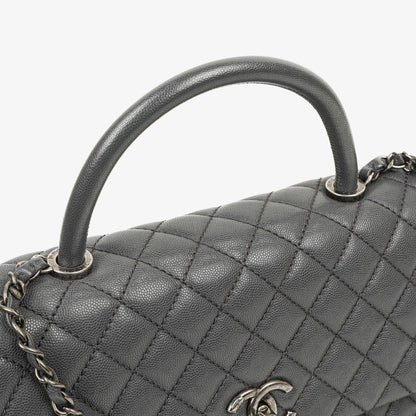 Chanel Medium Coco Handle Henkeltasche aus grauem gestepptem Caviar Leder