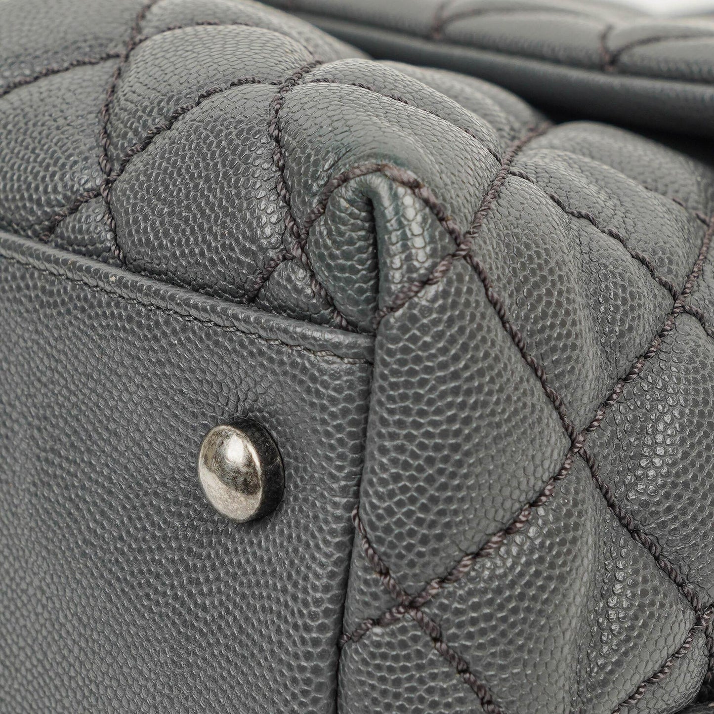 Chanel Medium Coco Handle Henkeltasche aus grauem gestepptem Caviar Leder