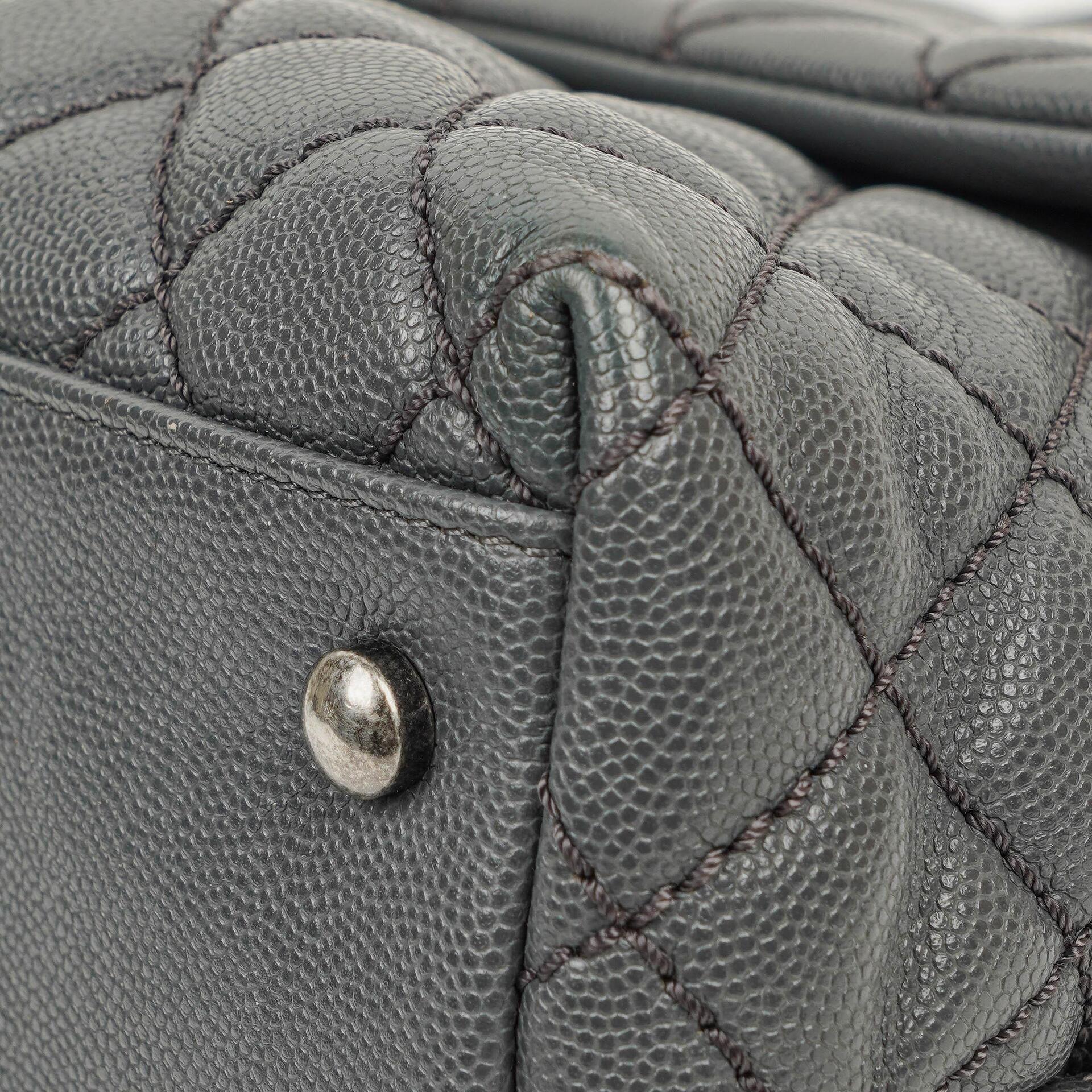 Chanel Medium Coco Handle Henkeltasche aus grauem gestepptem Caviar Leder