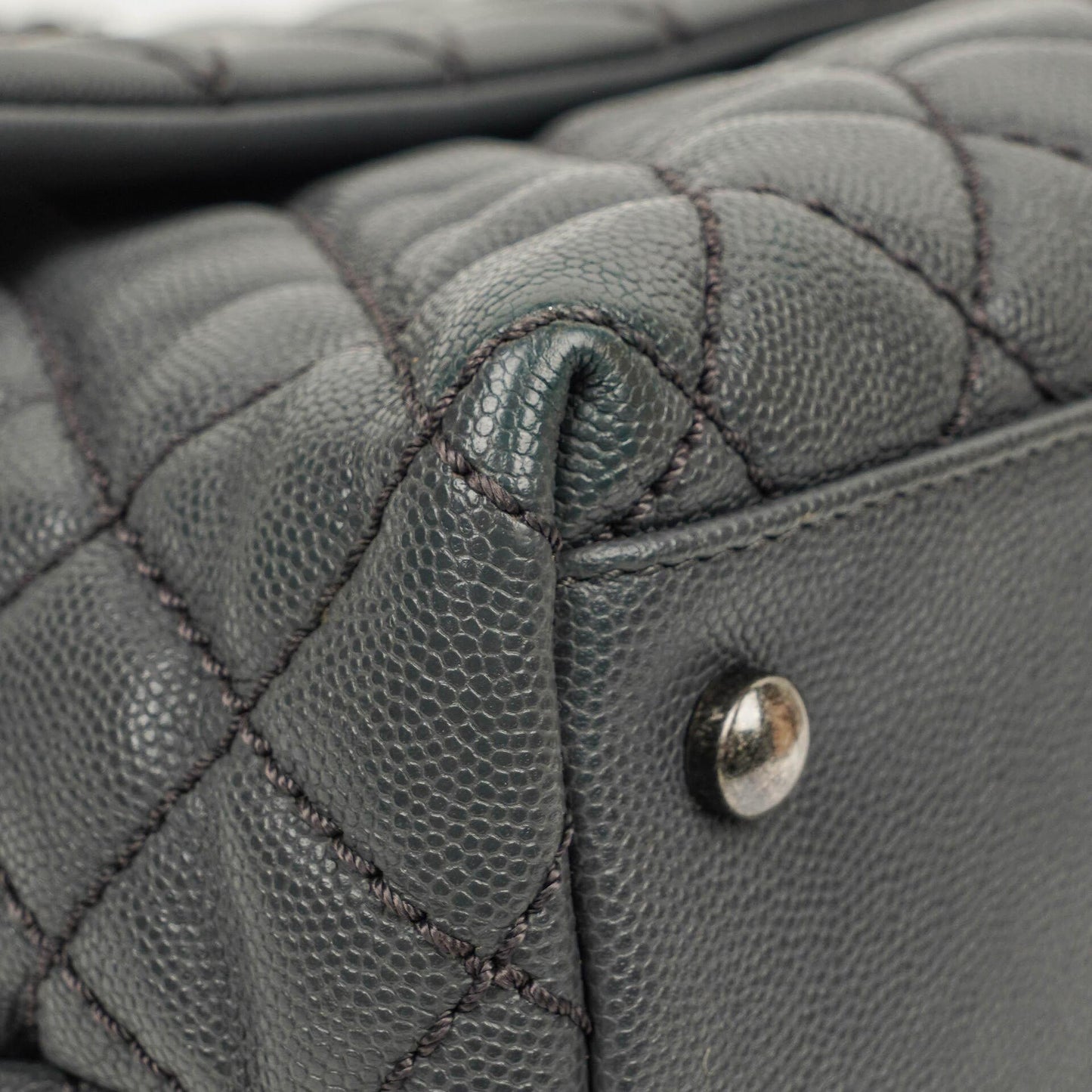Chanel Medium Coco Handle Henkeltasche aus grauem gestepptem Caviar Leder
