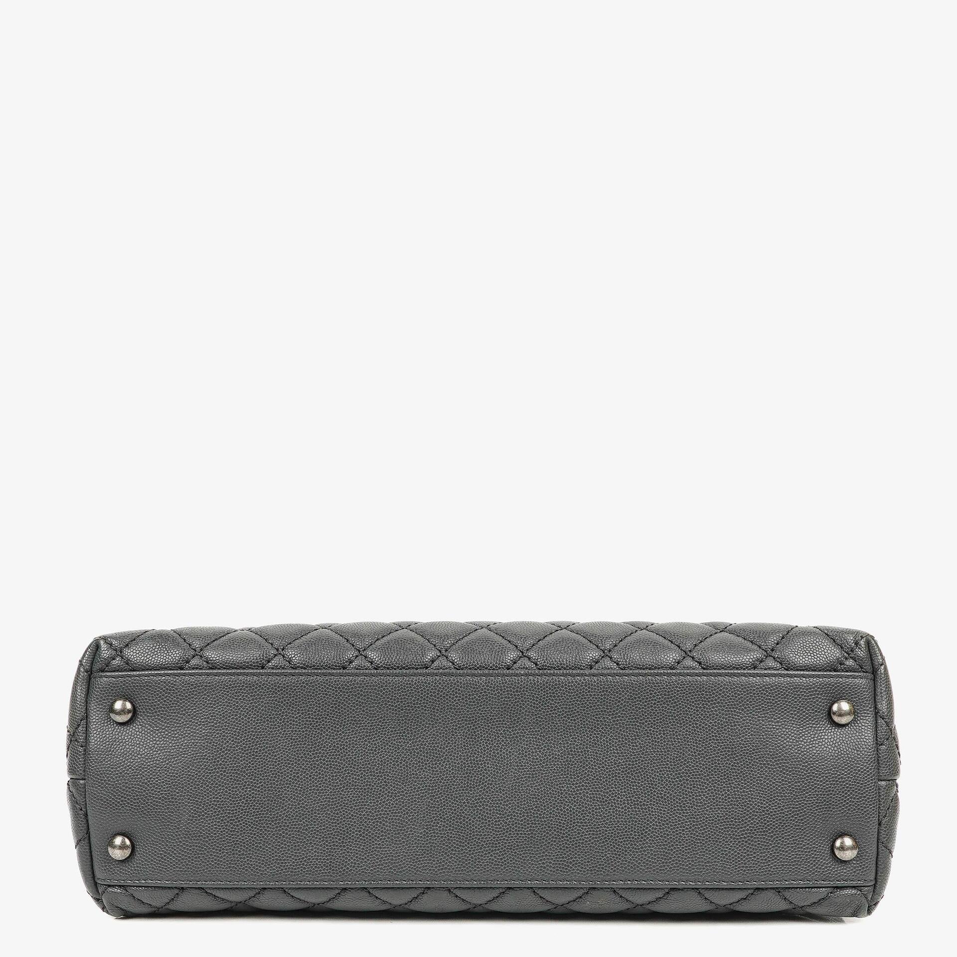 Chanel Medium Coco Handle Henkeltasche aus grauem gestepptem Caviar Leder