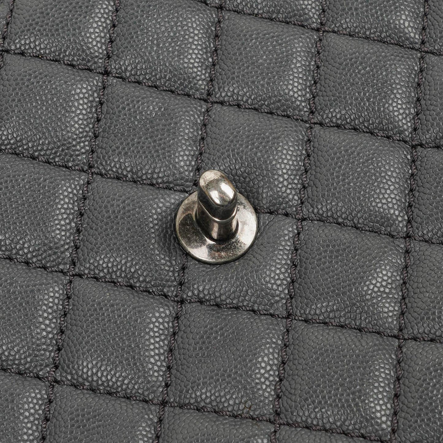 Chanel Medium Coco Handle Henkeltasche aus grauem gestepptem Caviar Leder