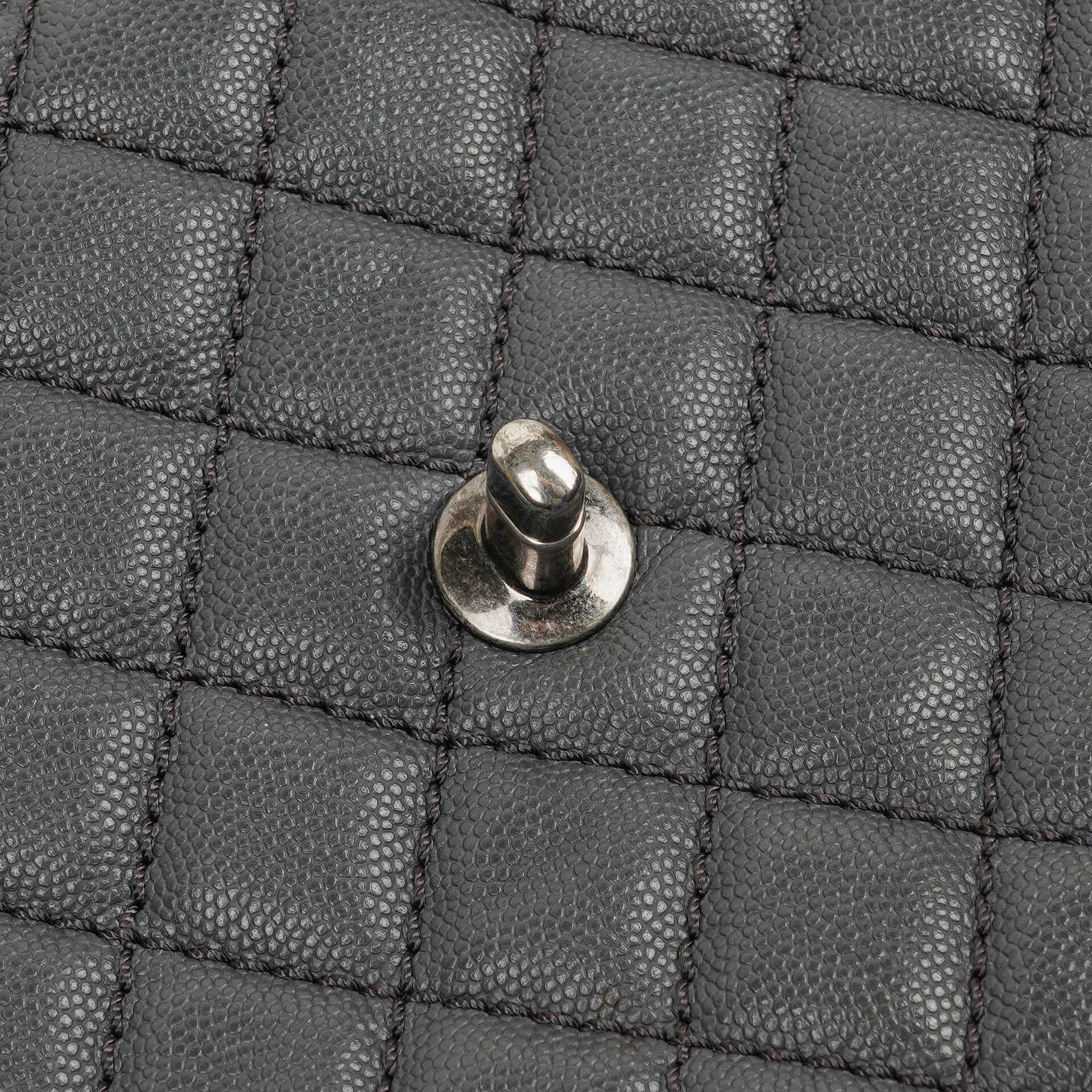 Chanel Medium Coco Handle Henkeltasche aus grauem gestepptem Caviar Leder